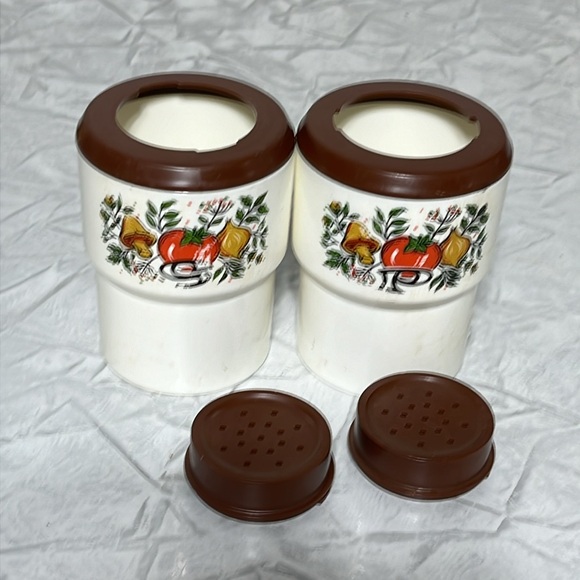 Mushroom salt and pepper 70s shakers plastic by sterilite some signs of wear - Picture 3 of 12